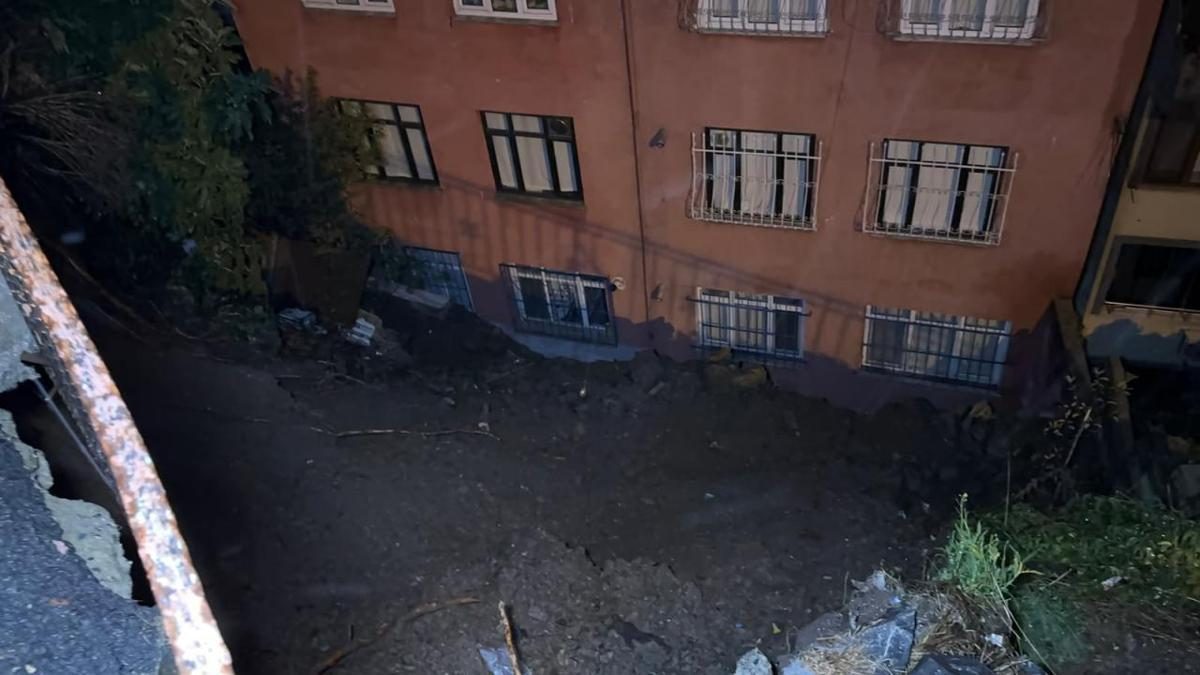 İstanbul'da Toprak Kayması: 25 Kişi Apartmandan Tahliye Edildi
