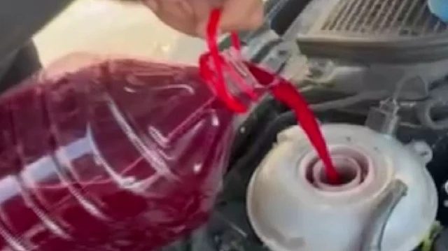 Büyükçekmece'de Oto Tamircisi Şalgam Suyu ile Aracını Kurtardı