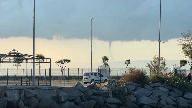 İstanbul'da Yalova Açıklarında Hortum Görüntülendi