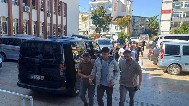 Fatih'te Lise Önünde Pompalı Tüfek Bulundu, 3 Kişi Tutuklandı
