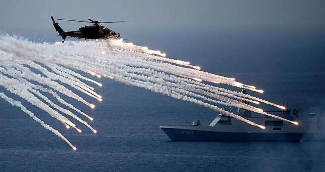 Türk Deniz Kuvvetleri tatbikatı Yunanistan'ı alarma geçirdi