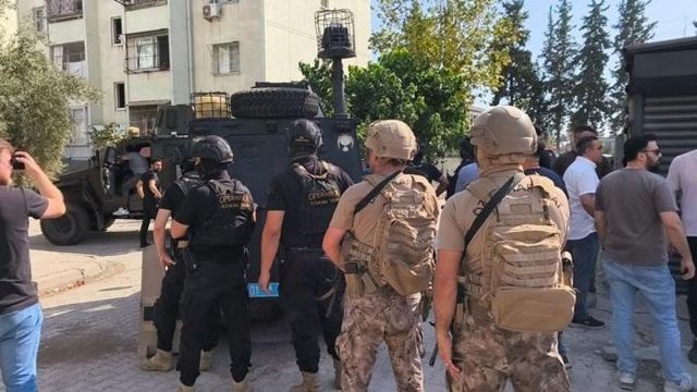 Yüreğir'de El Bombasıyla Kendini Eve Kilitleyen Şüpheliye Operasyon