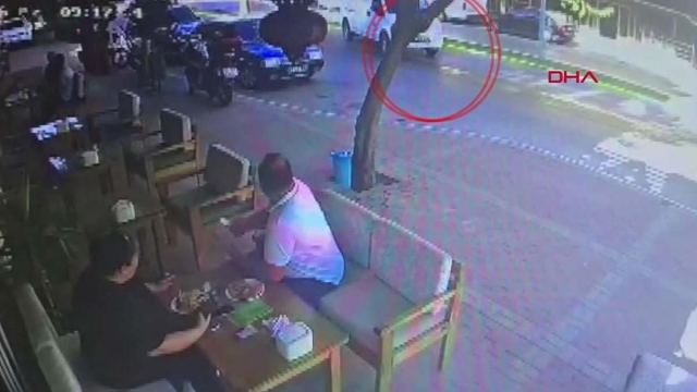 Manavgat'ta kafe önüne daldı: 1 yaralı