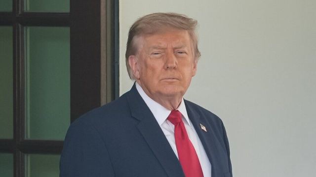 {"title": "Trump, Washington'da Zafer Takı Projesini Askeri Kompleks Olarak Tanımladı", "summary": "Başkan Trump, Washington DC'de inşa edilecek zafer takının üst düzey bir askeri