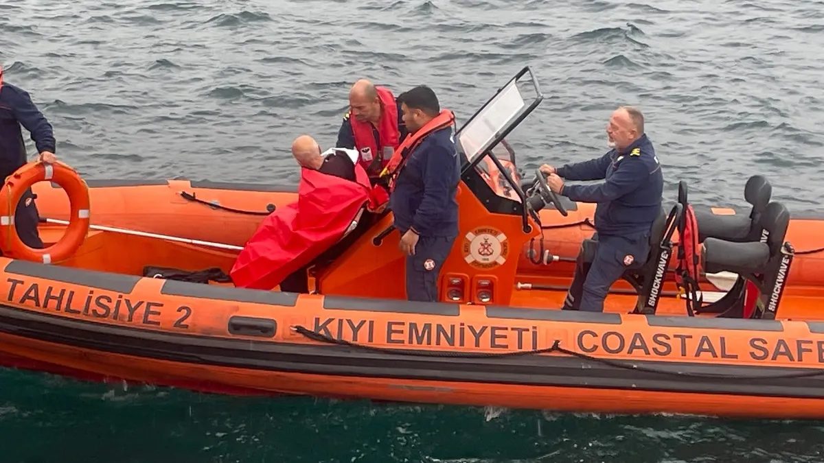 Büyükada-Kadıköy Vapuru'ndan Denize Atlayan Adam Tehdit Etti