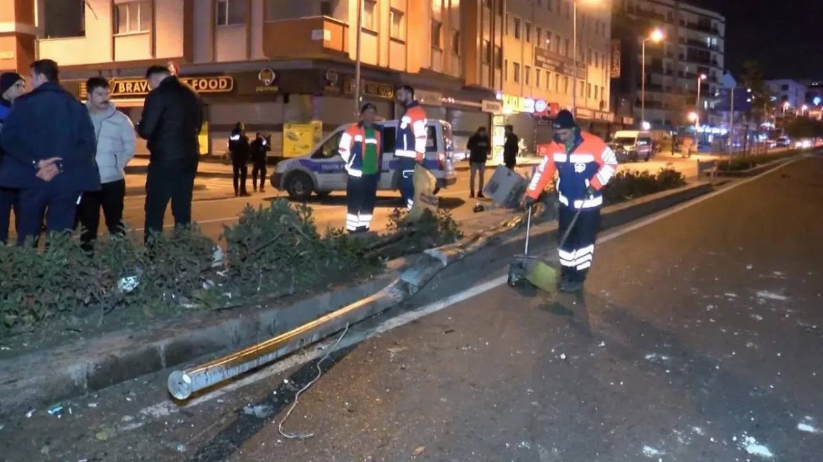Esenyurt'ta Otomobil Yayalara Çarptı, Bir Ölü Bir Yaralı