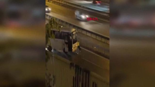 Sultangazi'de Kadın Polis Arızalanan Midibüsü İtti