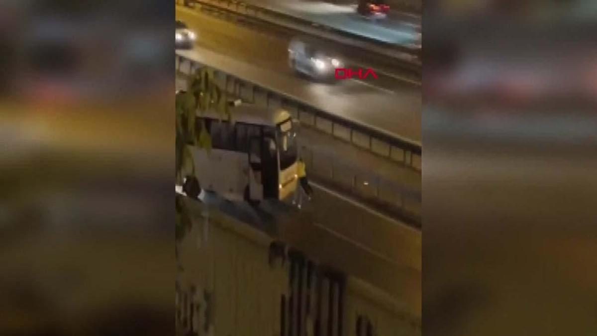 Sultangazi'de Kadın Polis Arızalanan Midibüsü İtti