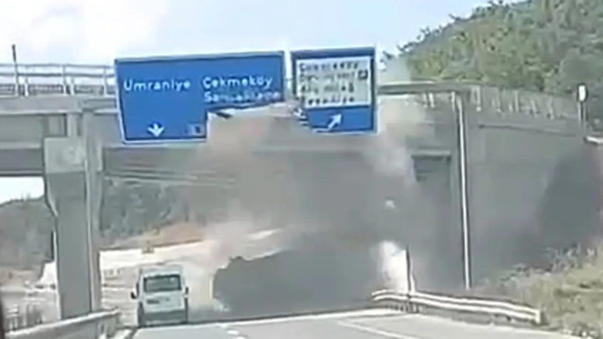 İstanbul'da Hafriyat Kamyonu Üst Geçide Çarptı