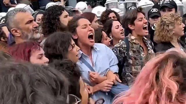 Çağlayan Adliyesi'nde LGBT'li grup destek eylemi gerçekleştirdi