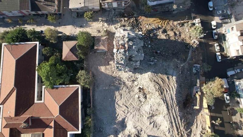 Küçükçekmece'de yıkılan bina havadan görüntülendi