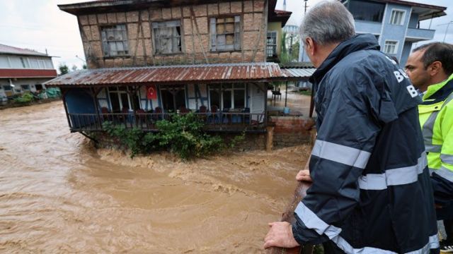 İstanbul'da sağanak yağış ulaşımı olumsuz etkiledi