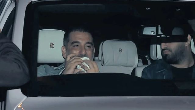 Arda Turan İstanbul'da ailesiyle hamburger keyfi yaptı