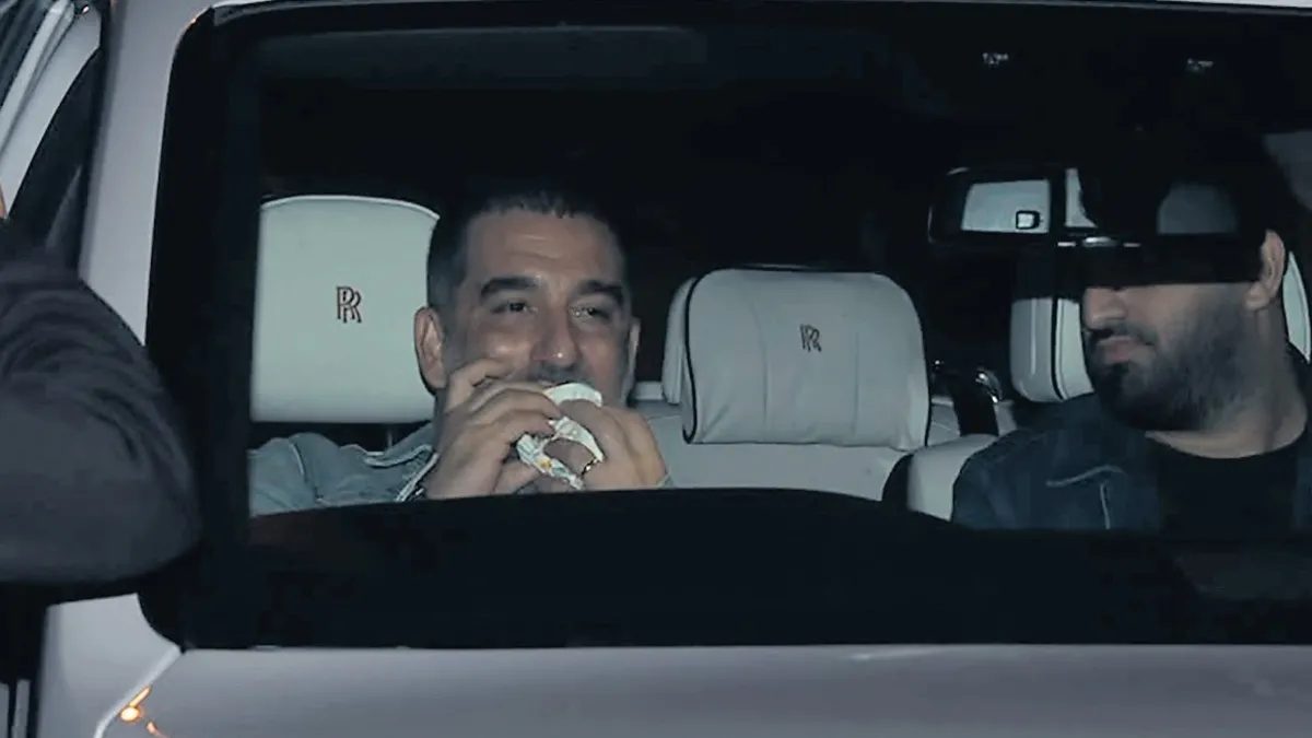 Arda Turan İstanbul'da ailesiyle hamburger keyfi yaptı