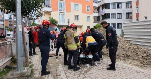 Avcılar'da Rögar Kapağı Açıldı, Yaşlı Kadın Düşerek Yaralandı