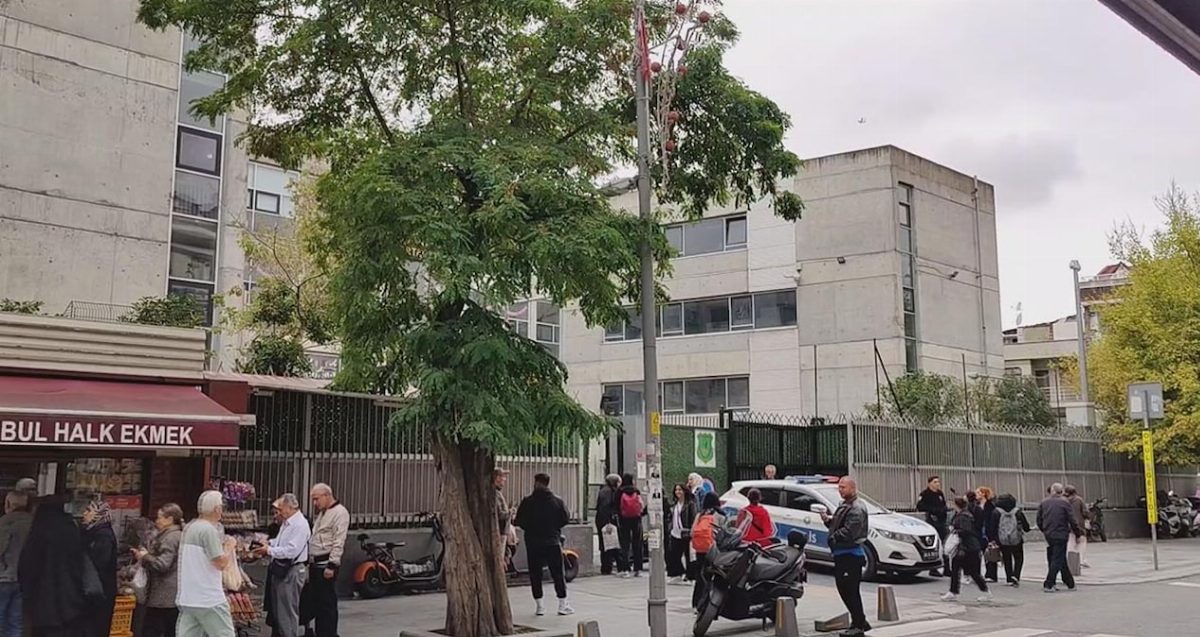 Bayrampaşa’da polisten kaçan şüpheliler çocuklara tabanca verdi
