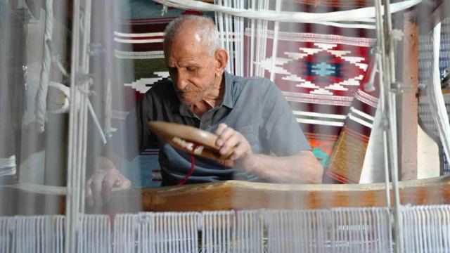 Yaşar Elbir, Gaziantep'teki Dükkanında Kilim Dokuyor