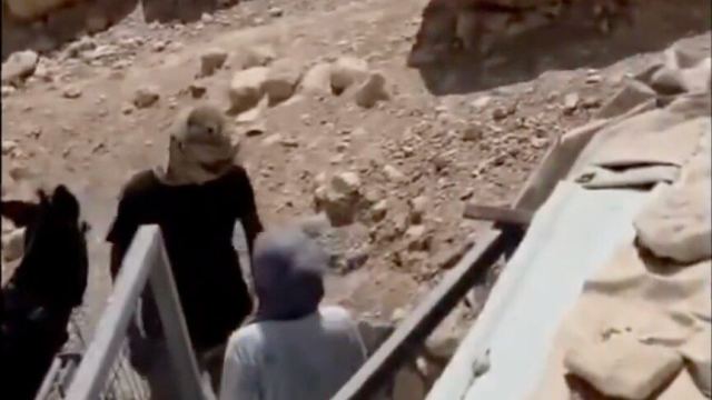 Batı Şeria'da Maskeli İsrailli, Filistinli Kadını Darbetti