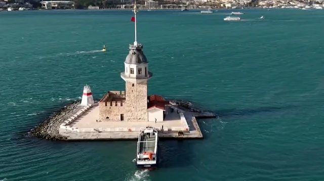 İstanbul Boğazı yağış sonrası turkuaz renge dönüştü