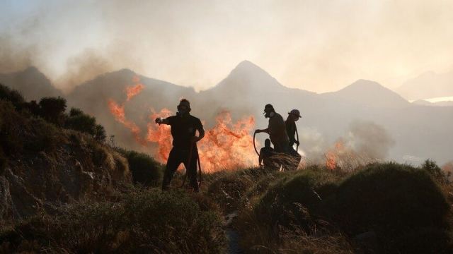 Girit Adası'ndaki yangın kontrol altına alınamadı