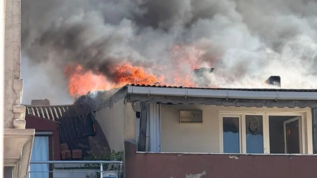 Bahçelievler'de Boşaltılan Binanın Çatısında Yangın Çıktı