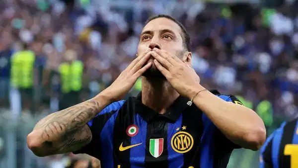 Inter, Hakan Çalhanoğlu ile yeni sözleşme imzalamaya karar verdi