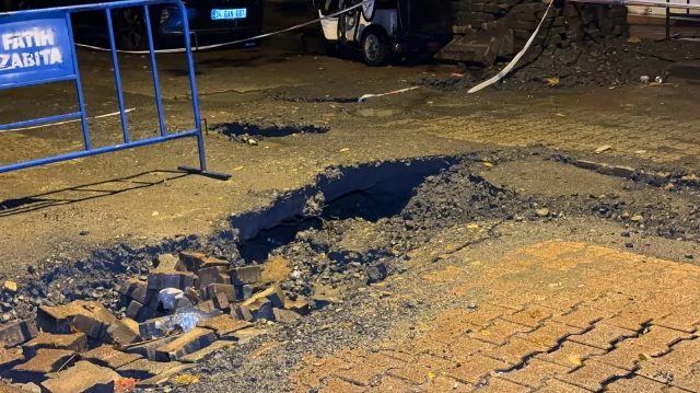 Fatih'te yağmur sonrası yol çöktü, araçlar çukura düştü