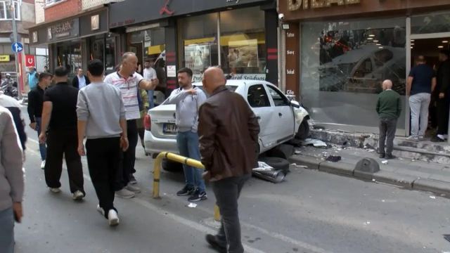 Bayrampaşa'da otomobil berber dükkanına çarptı, 5 yaralı