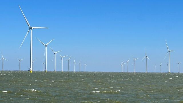 Enerji Güvenliği Baskısı Avrupa ve Asya'yı Yenilenebilir Enerjiye Yöneltiyor