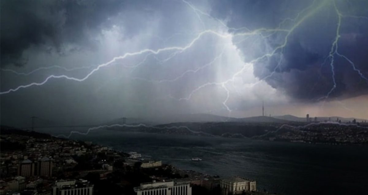 İstanbul'da Sağanak: Yol Çöktü, Binalar Tahliye Edildi