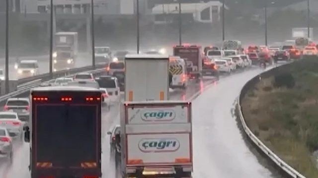 İstanbul'da Yağmur Trafiği Olumsuz Etkiledi