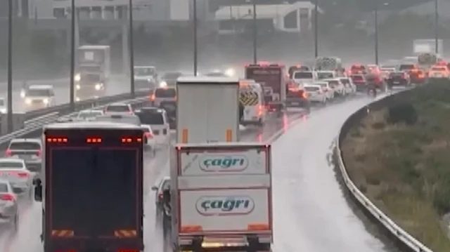 İstanbul'da Yağmur Trafiği Olumsuz Etkiledi