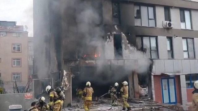 Pendik'te iş yeri yangınına itfaiye ekipleri müdahale ediyor