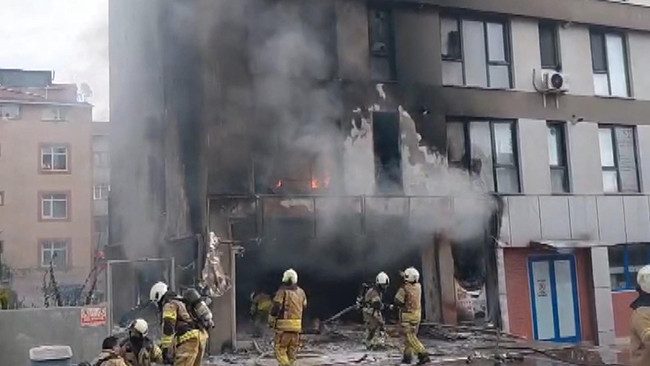 Pendik'te iş yeri yangınına itfaiye ekipleri müdahale ediyor
