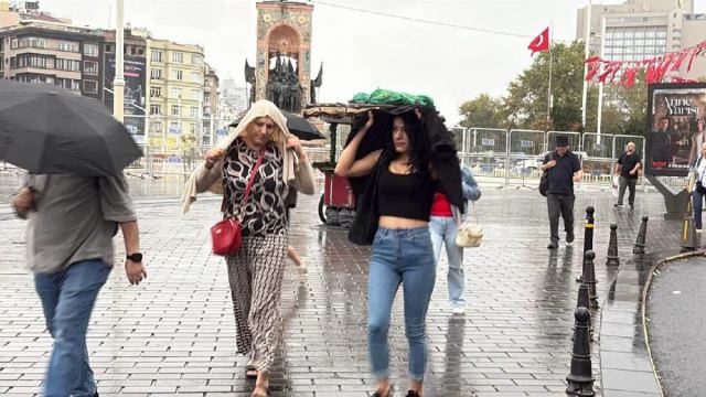 İstanbul'da yağış nedeniyle trafik yoğunluğu yüzde 72'yi aştı