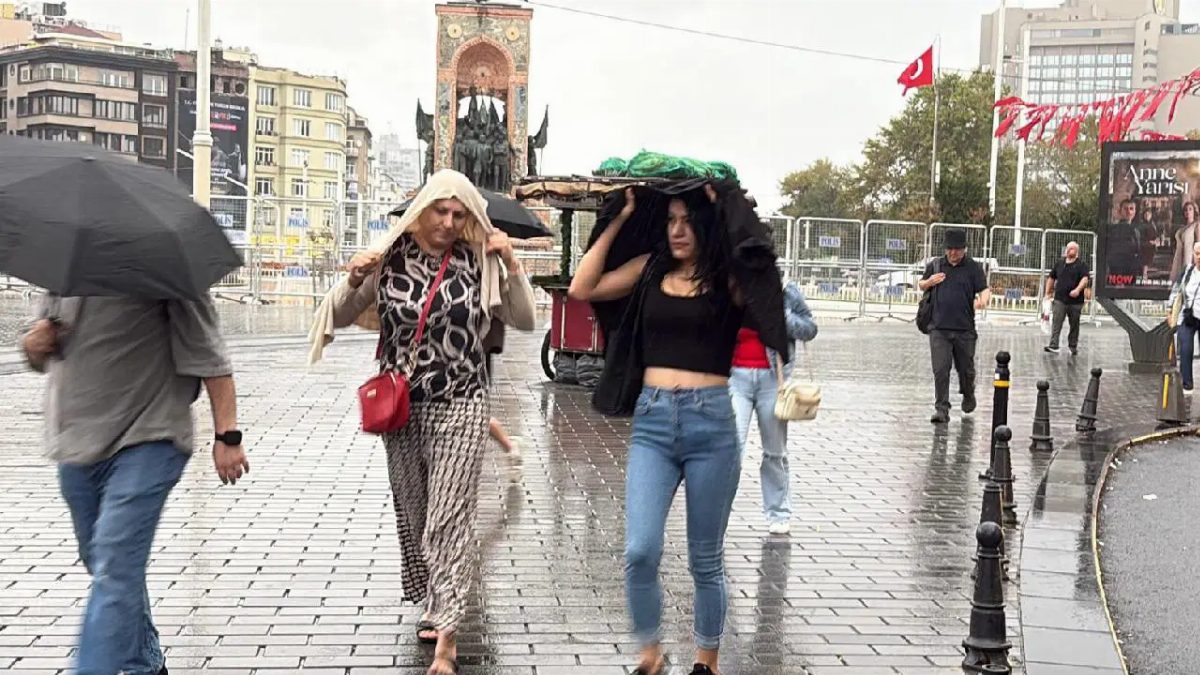 İstanbul'da yağış nedeniyle trafik yoğunluğu yüzde 72'yi aştı