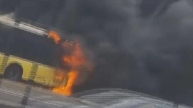 Bakırköy'de İETT otobüsünün motor kısmında yangın çıktı
