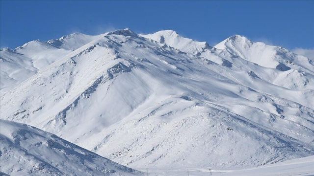 Nepal'de çığ düşmesi sonucu 10 kişi kayboldu