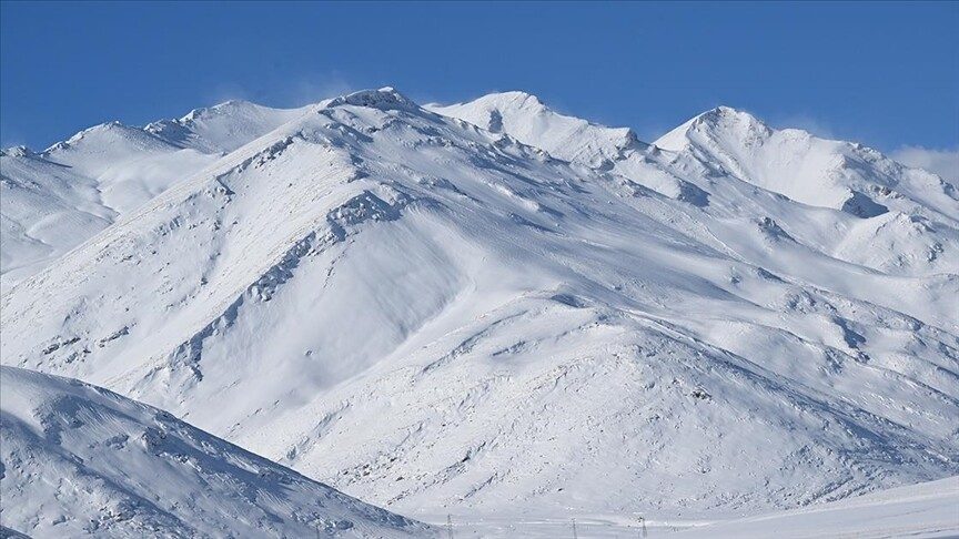 Nepal'de çığ düşmesi sonucu 10 kişi kayboldu