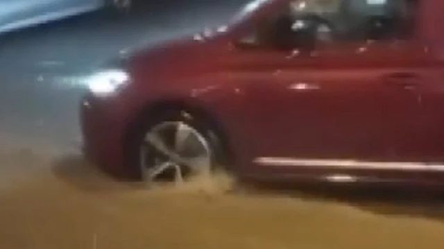 İstanbul'da Sağanak Yağış Cadde ve Sokakları Göle Döndürdü