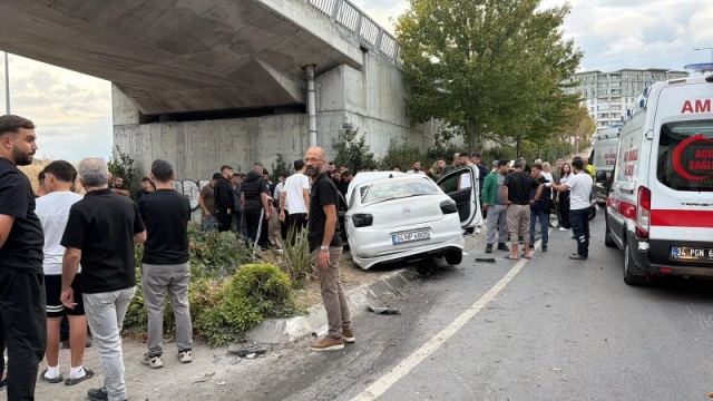 Küçükçekmece'de otomobil bariyere çarptı, dört kişi yaralandı