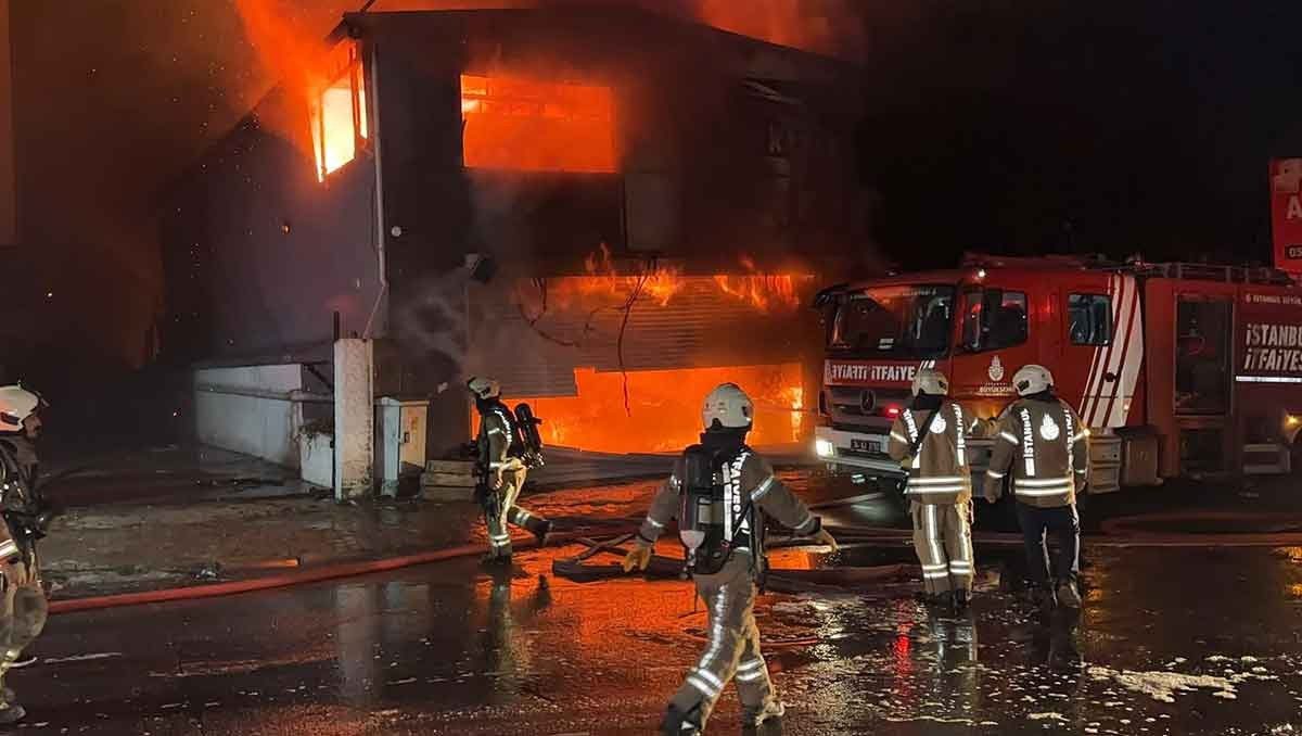 Yeşilkent'te lastikçide çıkan yangın 6 iş yerini etkiledi