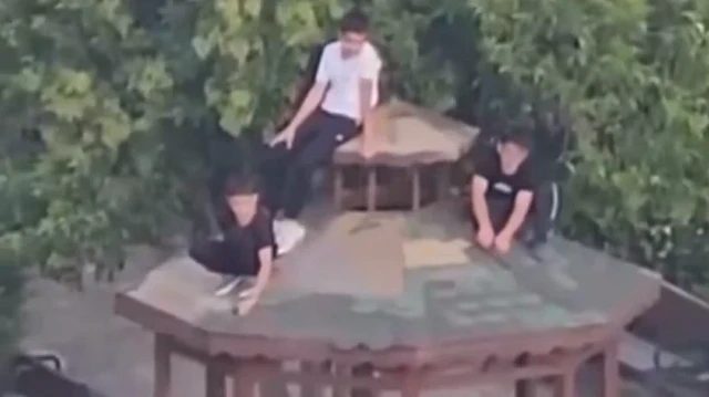 Esenler'de parkta çocuklar çardağın çatısını söktü