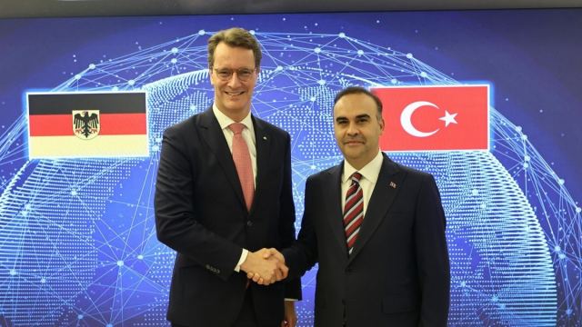 Bakan Kacır, Almanya'nın Kuzey Ren-Vestfalya Başbakanı ile Görüştü