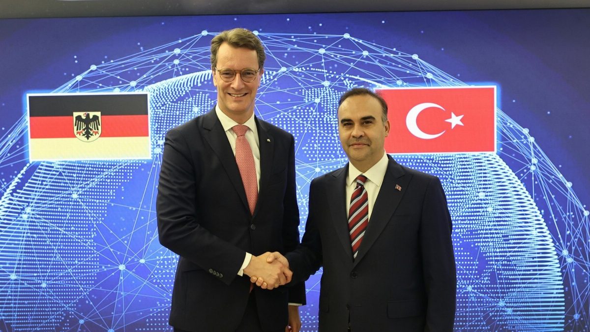 Bakan Kacır, Almanya'nın Kuzey Ren-Vestfalya Başbakanı ile Görüştü