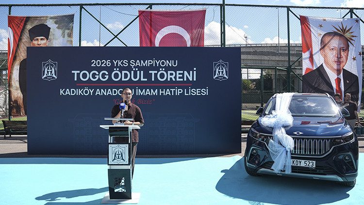 Kadıköy Anadolu İmam Hatip Lisesi'nden YKS başarısına ödül