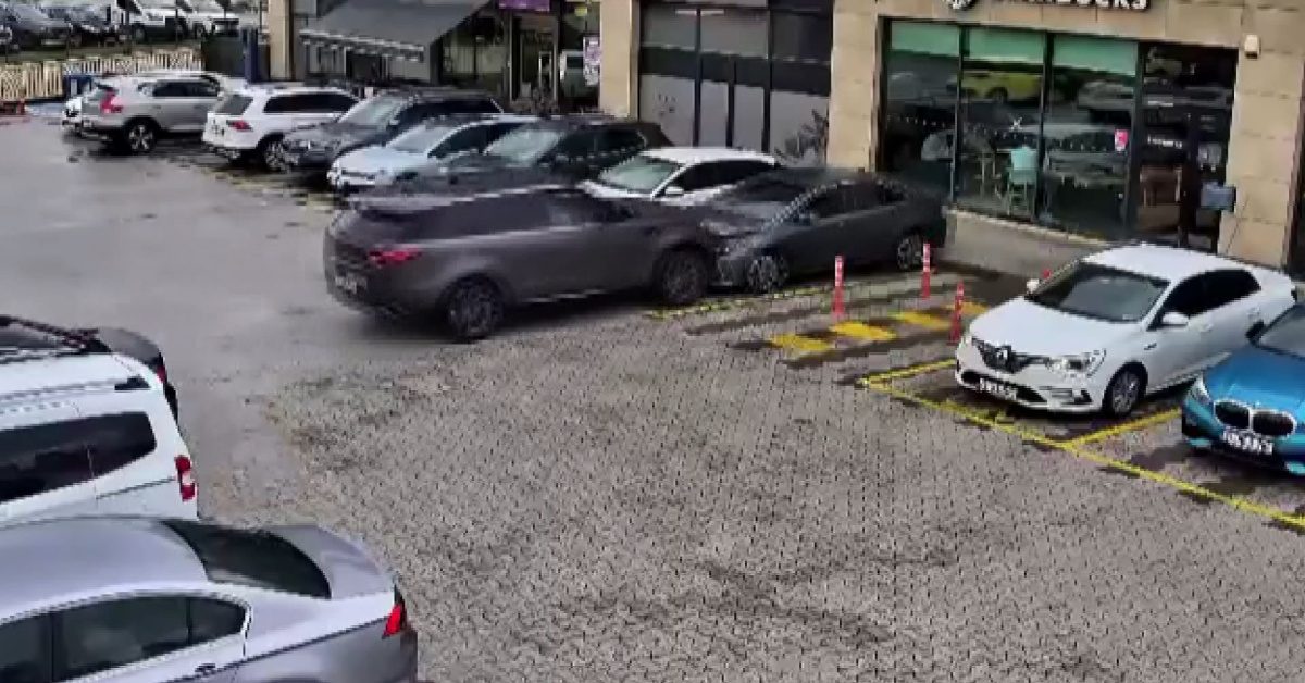 Çekmeköy'de Araçlar Kafeye Girdi