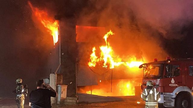 Esenyurt'ta Lastikçide Yangın 5 İş Yerine Sıçradı
