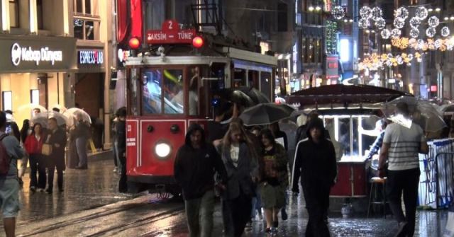 İstanbul'da sağanak yağış etkisini gösterdi