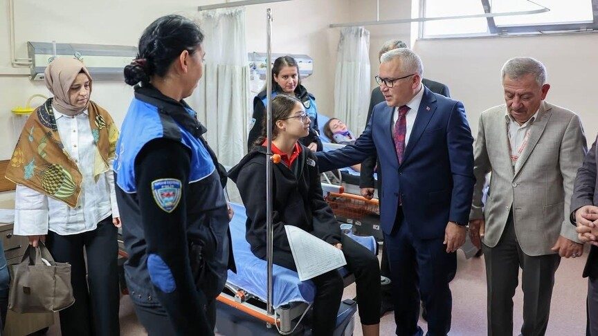 Sivas'ta öğrenci servisi ile polis aracı çarpıştı